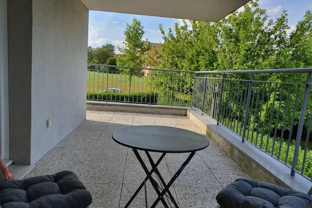 Appartement Contemporain Renove A Neuf Avec Cuisine Equipe - Val De Reuil Val-de-Reuil Luaran gambar
