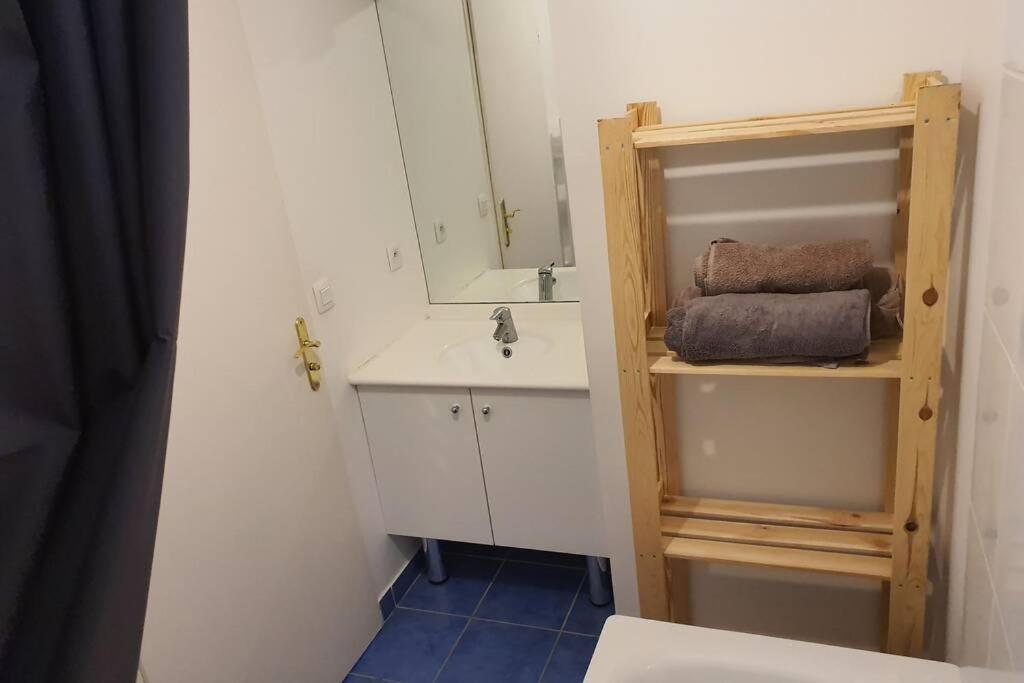 Appartement Contemporain Renove A Neuf Avec Cuisine Equipe - Val De Reuil Val-de-Reuil Luaran gambar